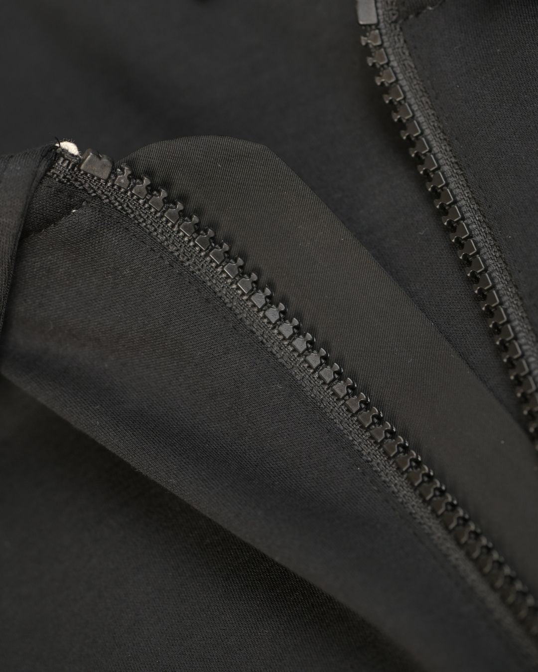 Contour Zip Polo – Midnight Black